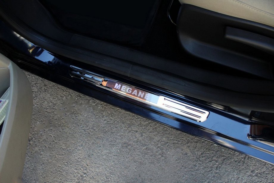 Renault Megane III 2009–2016 Langattomat valaistut kynnyslistat (2 kpl, ruostumaton teräs) Image