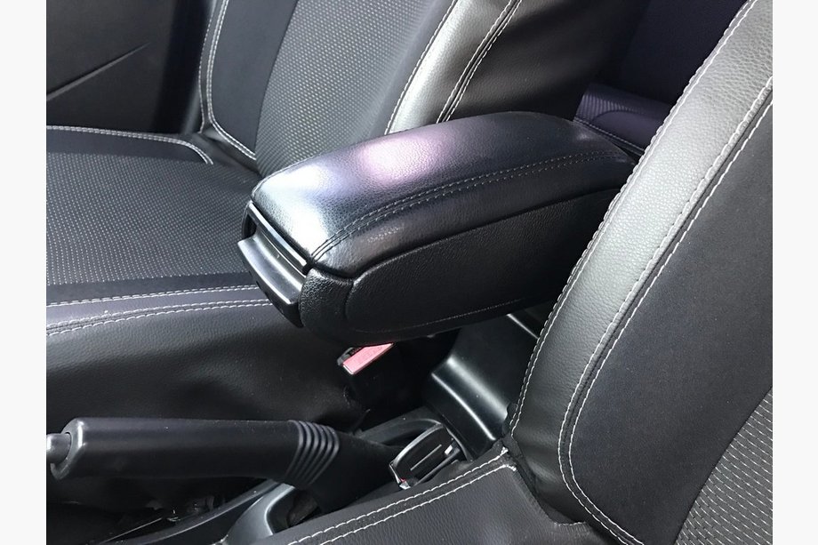 Dacia Duster 2008–2018 Kyynärnoja (mukitelineeseen) Kuva 1