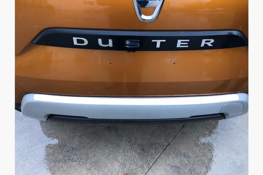 Dacia Duster 2018–2024 Takapuskurin suojalista Carmos V1 (ruostumaton teräs) Image