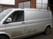 Volkswagen T5 Transporter 2003–2010 Kromatut kattokaiteet Lyhyt akseliväli, metallijalat kuva 2