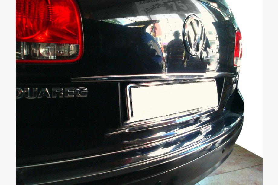 Volkswagen Touareg 2002–2010 Kromilista rekisterikilven yläpuolelle (ruostumaton teräs) Image