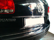 Volkswagen Touareg 2002–2010 Kromilista rekisterikilven yläpuolelle (ruostumaton teräs) kuva 1