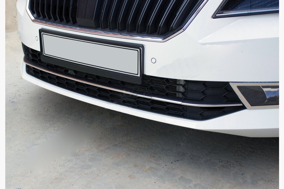 Skoda Superb 2015–2024 ALE! OmsaLine etupuskurin suojalistat (3 kpl, ruostumaton teräs) Kuva 1