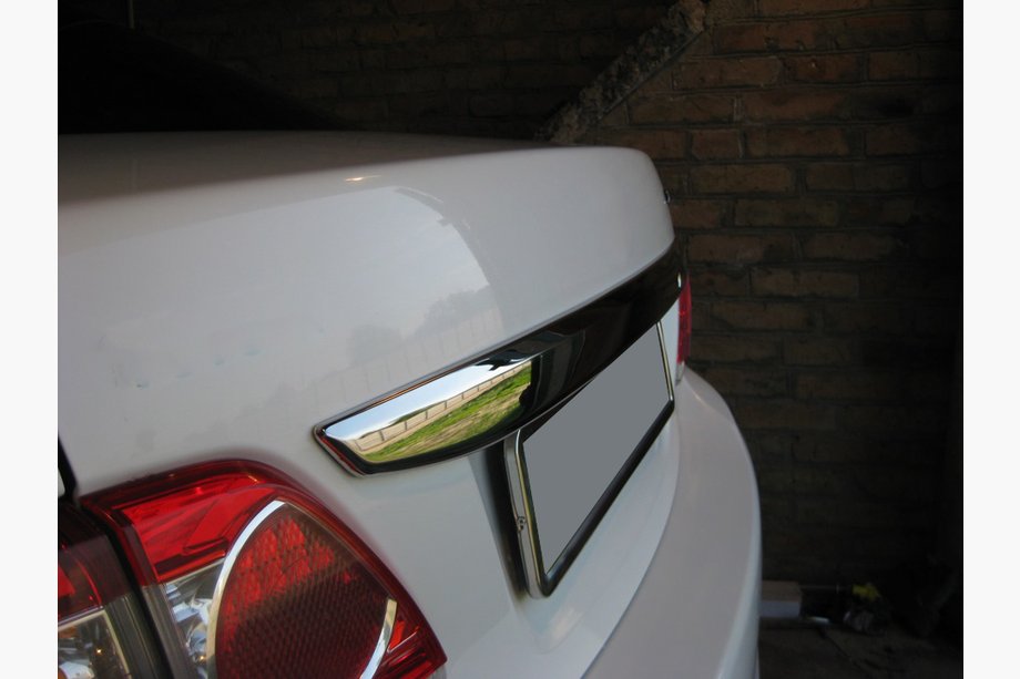 Toyota Corolla 2007–2013 Rekisterikilven ylälista 2010-2013 (ruostumaton teräs) Kuva 3