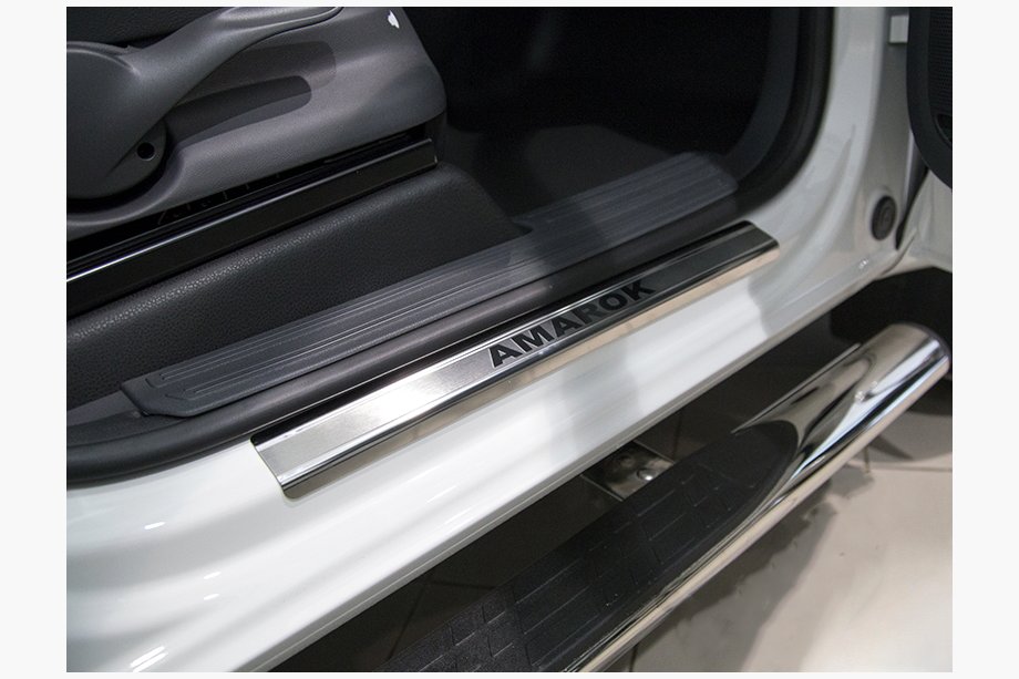 Volkswagen Amarok 2010–2022 Nataniko ovikynnyslistat (4 kpl, ruostumaton teräs) Carbon - 3M-teippi, 0,8 mm Image