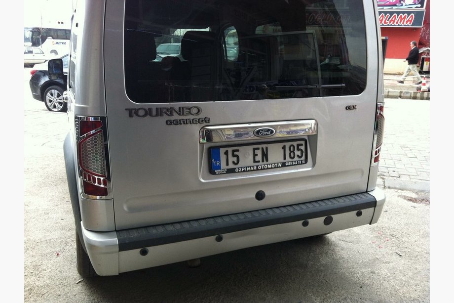 Ford Connect 2010–2013 Kromilista rekisterikilven yläpuolelle (asennus alkuperäiseen, ruostumaton teräs) OmsaLine – italialainen ruostumaton teräs Kuva 3