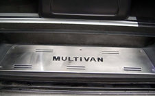 Volkswagen T5 Multivan 2003–2010 Sisäpuoliset kynnyslistat (OmsaLine, ruostumaton teräs) 4 ovea, OmsaLine – italialaista ruostumatonta terasta kuva 3