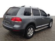 Volkswagen Touareg 2002–2010 Kromatut kattokaiteet (muovijalat) Metallinen jalka kuva 1