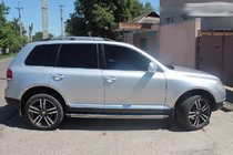 Volkswagen Touareg 2002–2010 Kromatut kattokaiteet (muovijalat) Metallinen jalka kuva 4