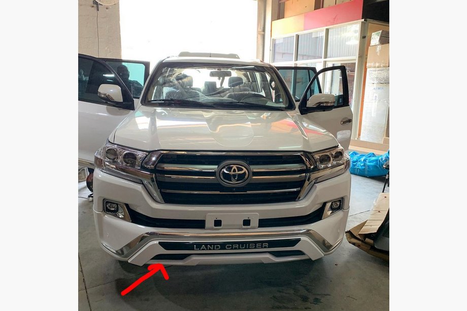 Toyota Land Cruiser 200 2007–2021 Etupuskurin lippa 2016↗ (ME-style, helman alle) Image