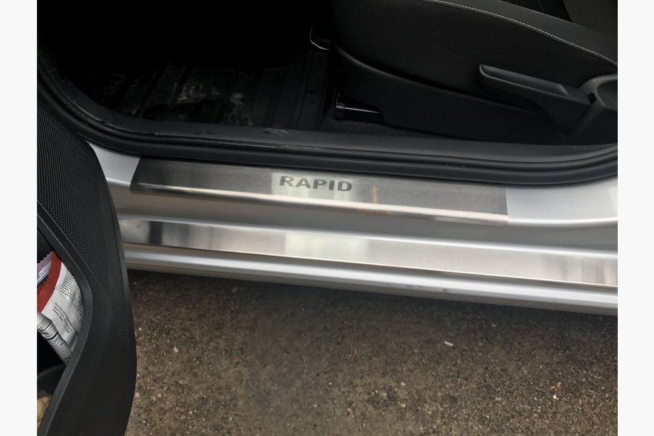 Skoda Rapid 2012–2019 Nataniko kynnyslistat (8 kpl, ruostumaton teräs) Image