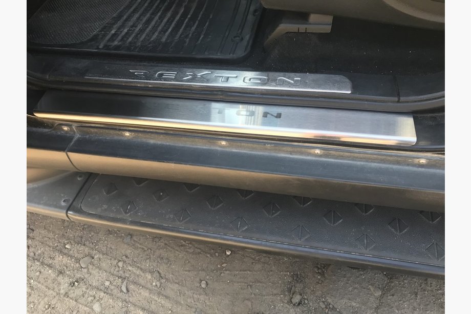 SsangYong Rexton I 2001–2017 Nataniko ovikynnyslistat (4 kpl, ruostumaton teräs) Image