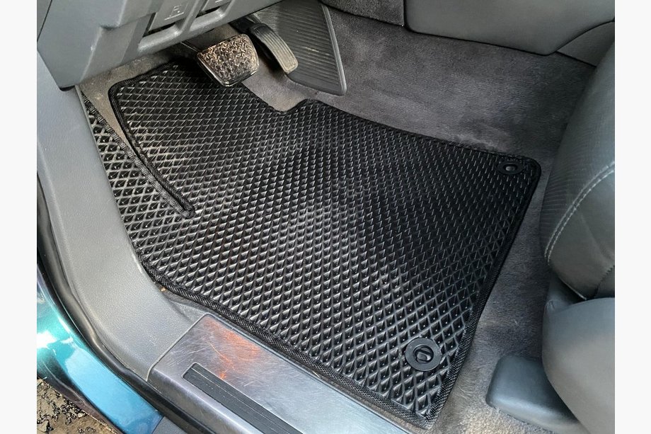 Toyota Land Cruiser 200 2007–2021 Polyuretaani lattiamatot (2007-2012, EVA, mustat) Image