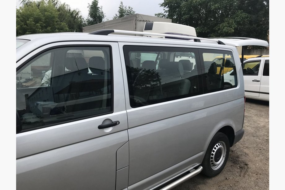 Volkswagen T5 Caravelle 2004–2010 Kromatut kattokaiteet Pitkä akseliväli, muovijalat Image