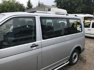 Volkswagen T5 Caravelle 2004–2010 Kromatut kattokaiteet Pitkä akseliväli, muovijalat kuva 1