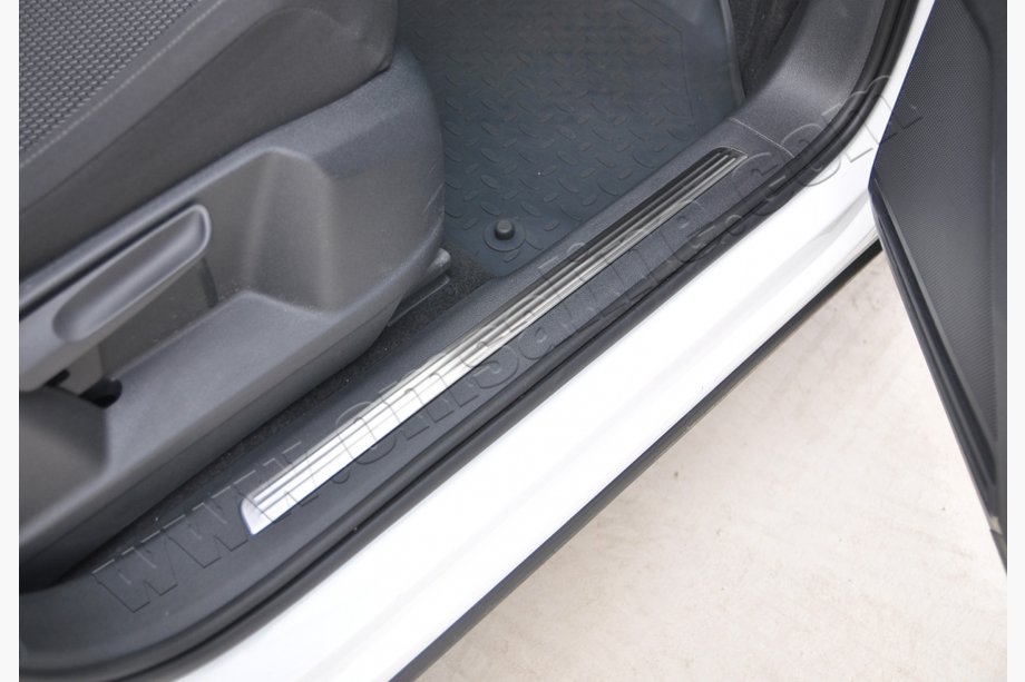 Volkswagen Tiguan 2016–2023 OmsaLine ruostumattomat sisäkynnyslistat Image