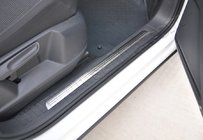 Volkswagen Tiguan 2016–2023 OmsaLine ruostumattomat sisäkynnyslistat kuva 1