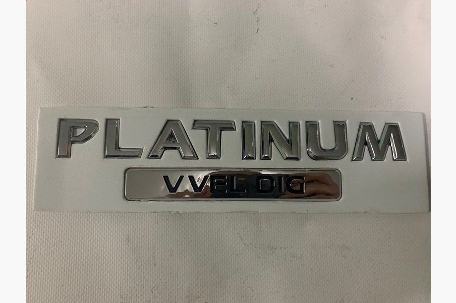 Nissan Patrol Y62 2010–2024 Platinum-merkki Image