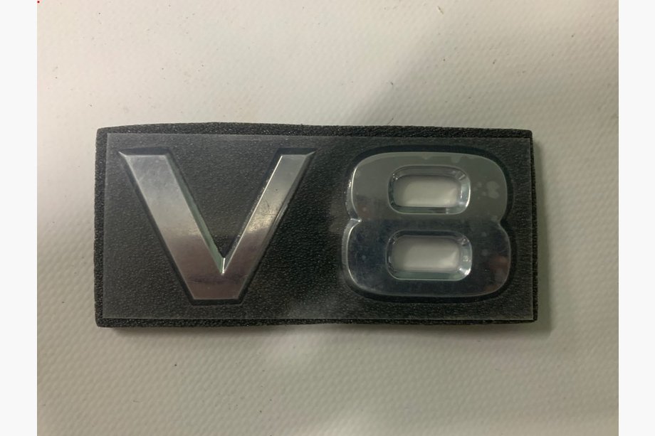 Nissan Patrol Y62 2010–2024 V8-embleemi Image