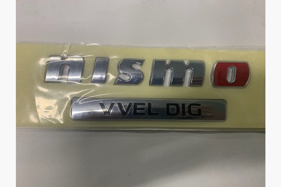 Nissan Patrol Y62 2010–2024 Nismo-embleemi Image