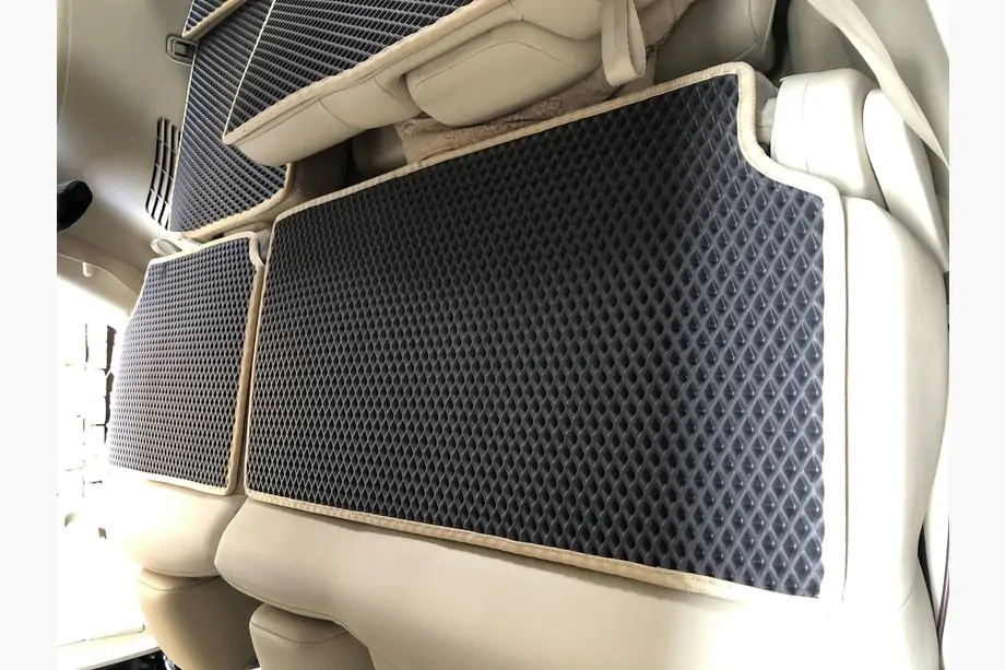 Nissan Armada 2016–2024 Takaistuimen yläosan matto (EVA, musta) Image
