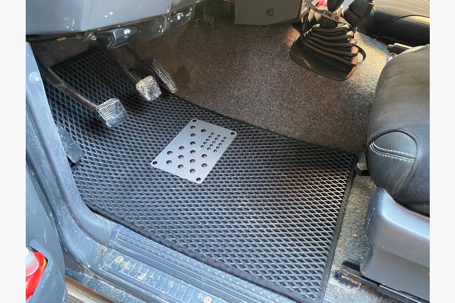 Nissan Patrol Y60 1988–1997 EVA-lattiamatot (mustat) Image