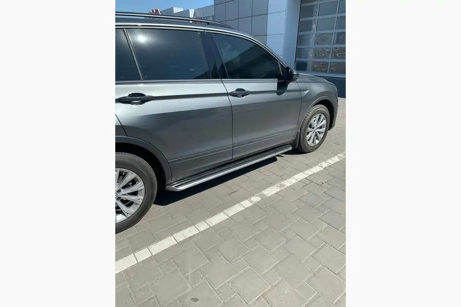 Volkswagen Tiguan 2016–2023 OEM-sivuastinlaudat perusmalliin (2 kpl, alumiini) Image