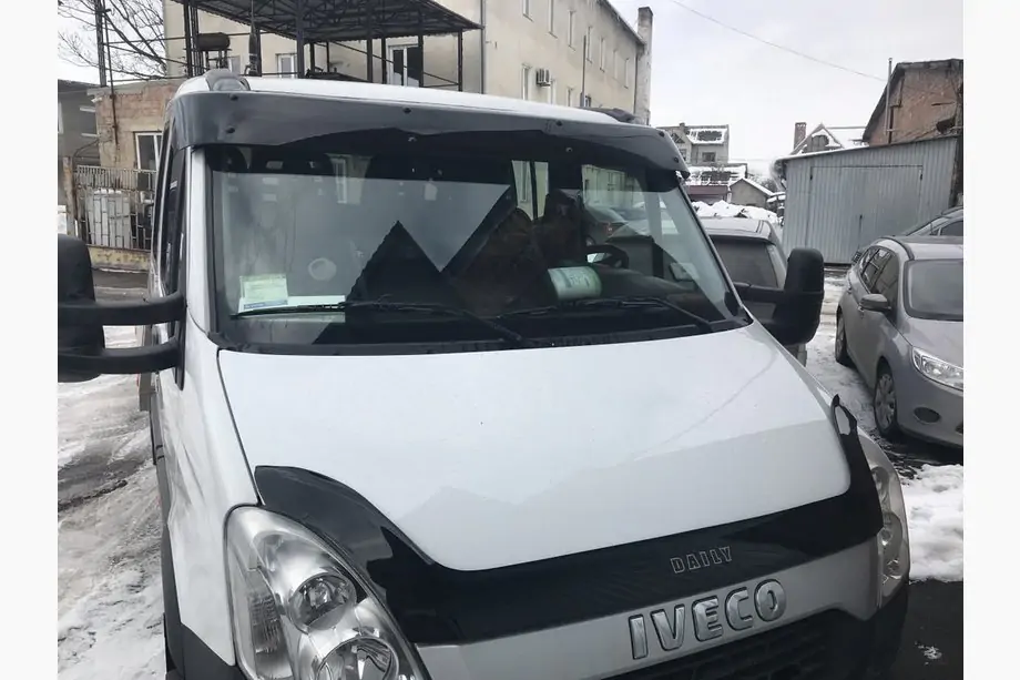 Iveco Daily 2006–2014 Tuulilasin aurinkolippa V1 (musta kiiltävä, 5 mm) Image