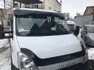 Iveco Daily 2006–2014 Tuulilasin aurinkolippa V1 (musta kiiltävä, 5 mm) kuva 1