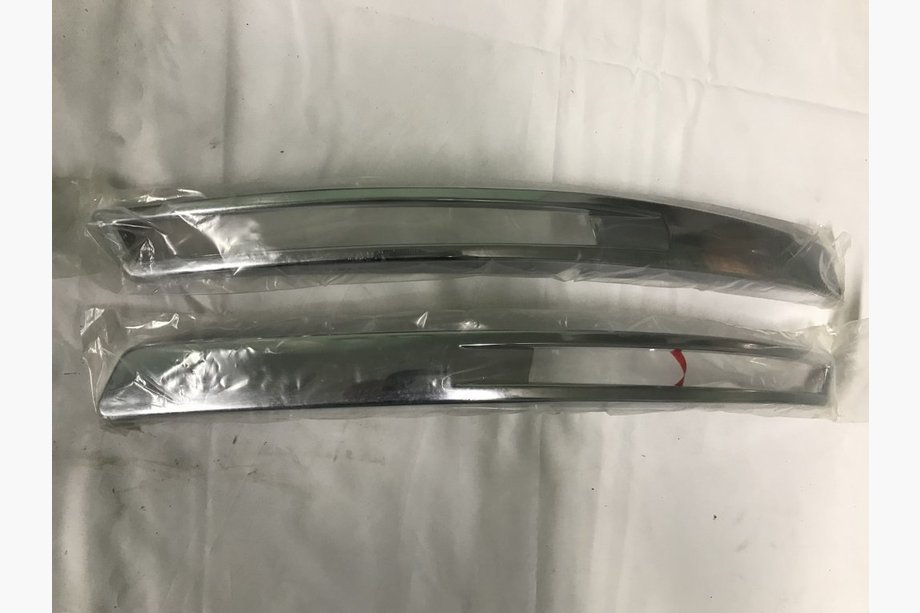 Volkswagen Passat B6 2006–2012 Etupuskurin listat (2 kpl, ABS) Image