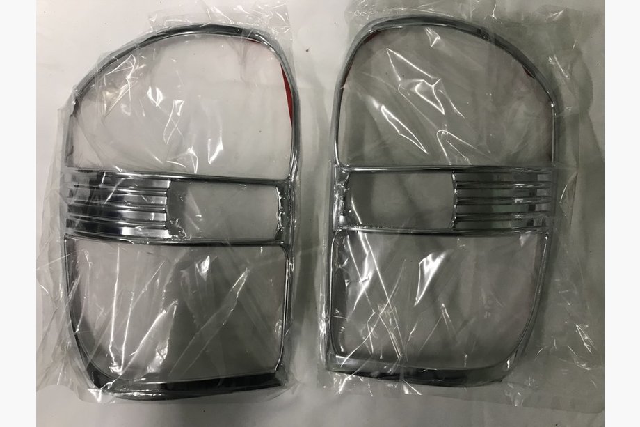 Toyota Rav 4 2001–2005 Kromiset takavalon kehykset 2001-2003 (2 kpl, muovi) Image