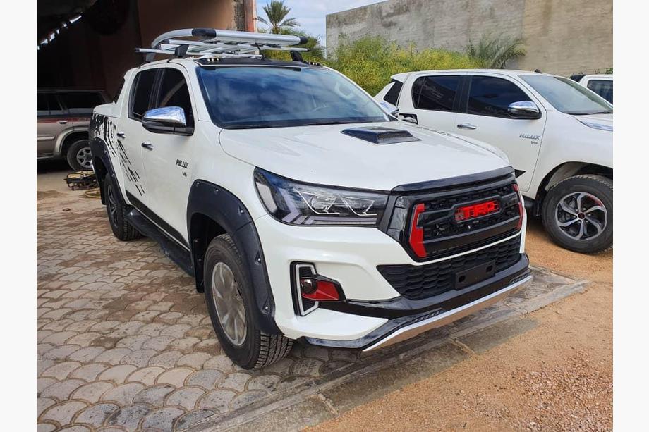 Toyota Hilux 2015– Ajovalot Lexus-design V1 2015-2019 (2 kpl) Image