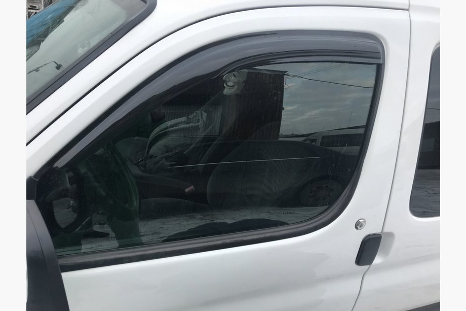 Peugeot Partner 1996–2008 Mustat sivulasien tuuliohjaimet (2 kpl, DDU-Aomis) Image