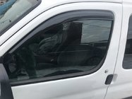 Peugeot Partner 1996–2008 Mustat sivulasien tuuliohjaimet (2 kpl, DDU-Aomis) kuva 1