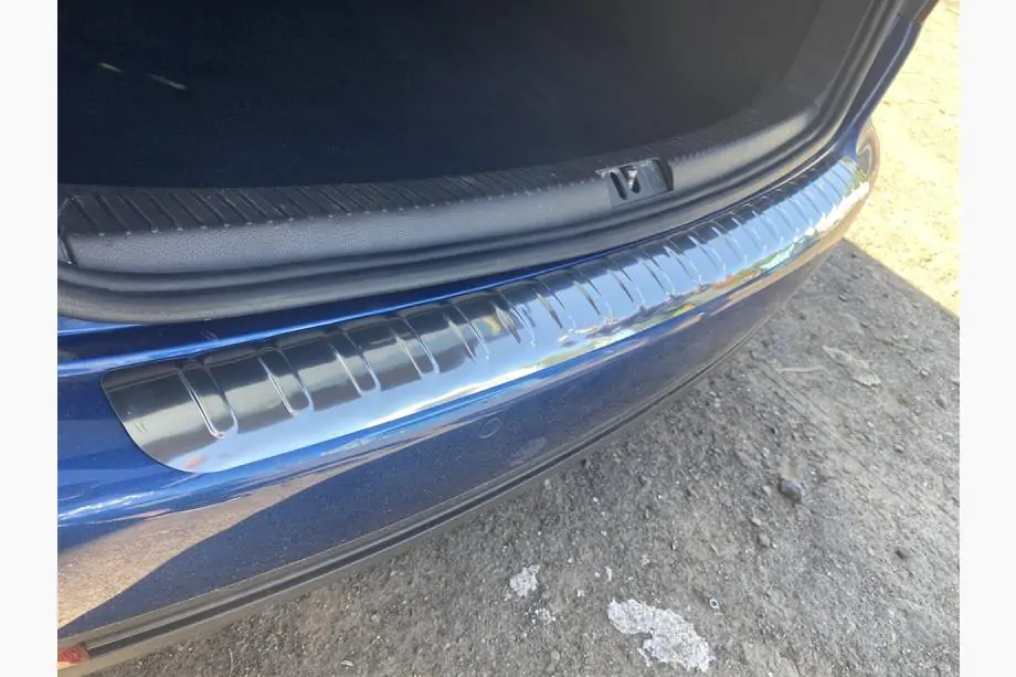 Volkswagen Touran 2003–2010 Takapuskurin suojalista Carmos (ruostumaton teräs) Kuva 1