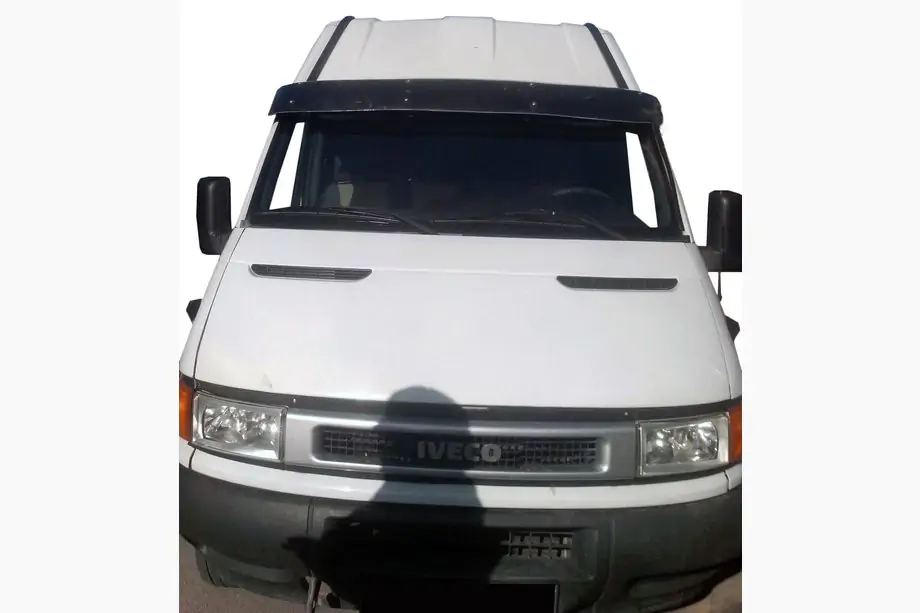 Iveco Daily 1999–2006 Tuulilasin aurinkolippa V1 (musta kiiltävä, 5 mm) Image