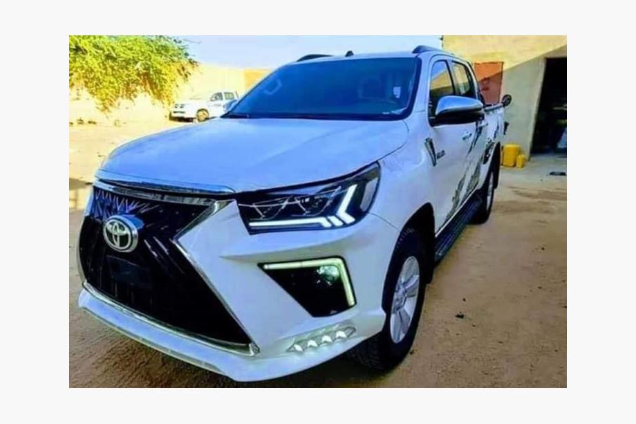 Toyota Hilux 2015– Etupuskuri Lexus-design V2 (2015–2020) Image