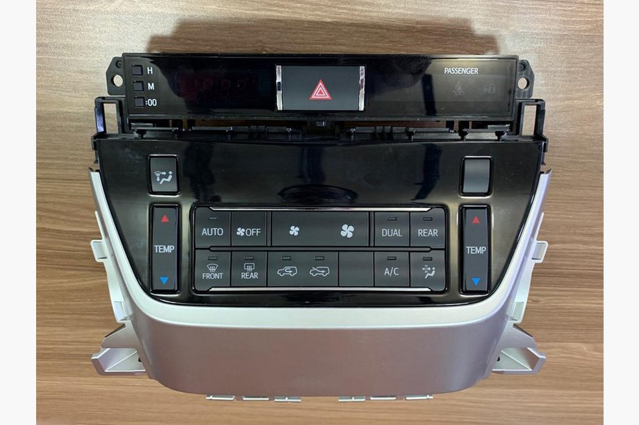 Toyota Land Cruiser 200 2007–2021 Clima-ohjainyksikkö 2015+ Image