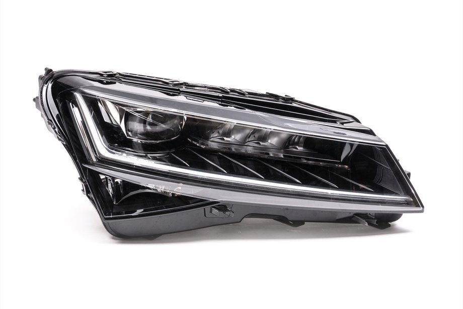 Skoda Superb 2015–2024 Matrix-ajovalo (oikea, alkuperäinen, käytetty) Image