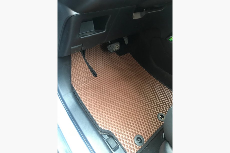 Toyota Yaris 2010–2020 EVA-auton lattiamatot ICE (tiilenpunainen) Image