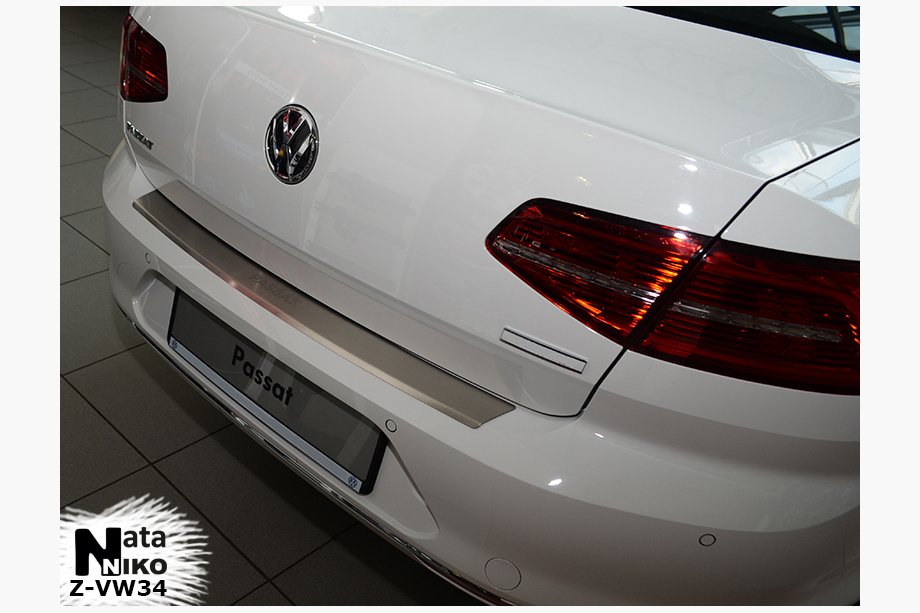 Volkswagen Passat B8 2015–2023 Takapuskurin suojalista taivutetulla reunalla Nataniko (ruostumaton teräs) Image