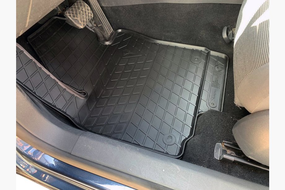 Volkswagen Golf 5 2003–2009 Kumimatot (4 kpl, Stingray Premium) Image