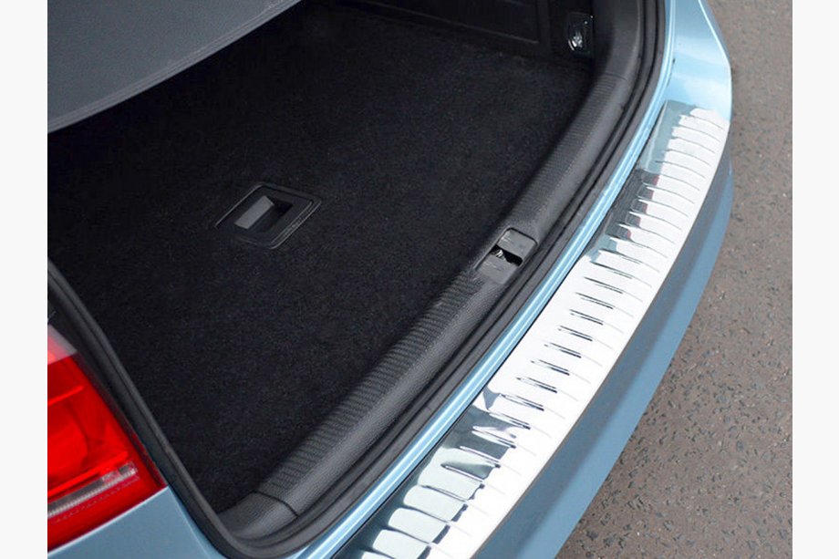 Volkswagen Passat B7 2012–2015 Takapuskurin suojalista OmsaLine Kiiltävä (SW, ruostumaton teräs) Image