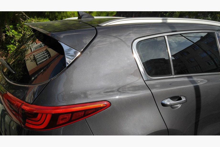 Kia Sportage 2015–2021 Takaluukun kolmionmuotoinen koristelista (ruostumaton teräs) Image