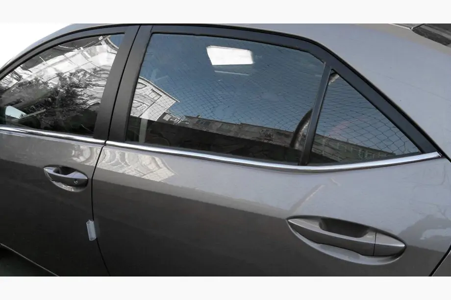 Toyota Corolla 2013–2019 Ovien alareunalistat (4 kpl, ruostumaton teräs) Image