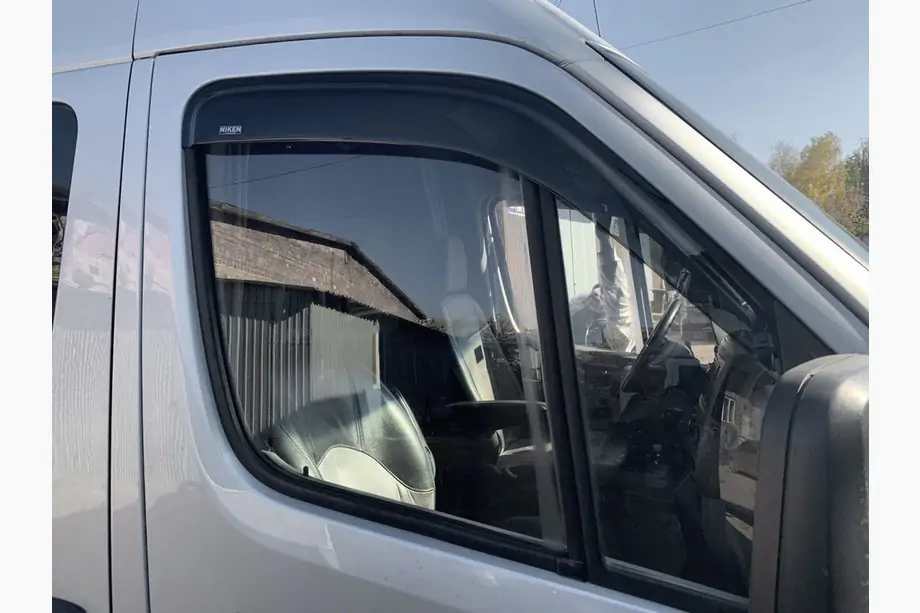 Mercedes Sprinter W906 2006–2018 Liimattavat ikkunatuuliohjaimet (2 kpl, Niken) Image