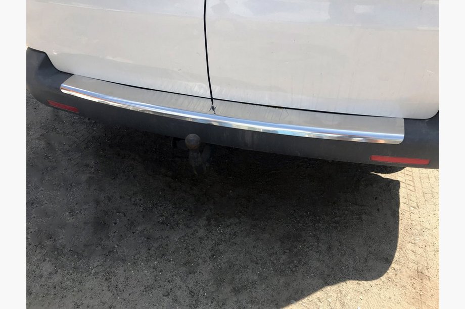 Volkswagen T5 2010–2015 Takapuskurin suojalista taivutetulla reunalla (Carmos V1, teräs) Image