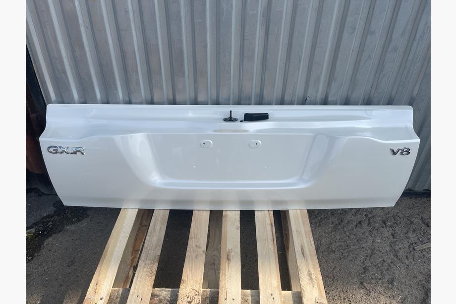 Toyota Land Cruiser 200 2007–2021 Takaluukun alaosa 2016+ valkoinen (käytetty, alkuperäinen) Image
