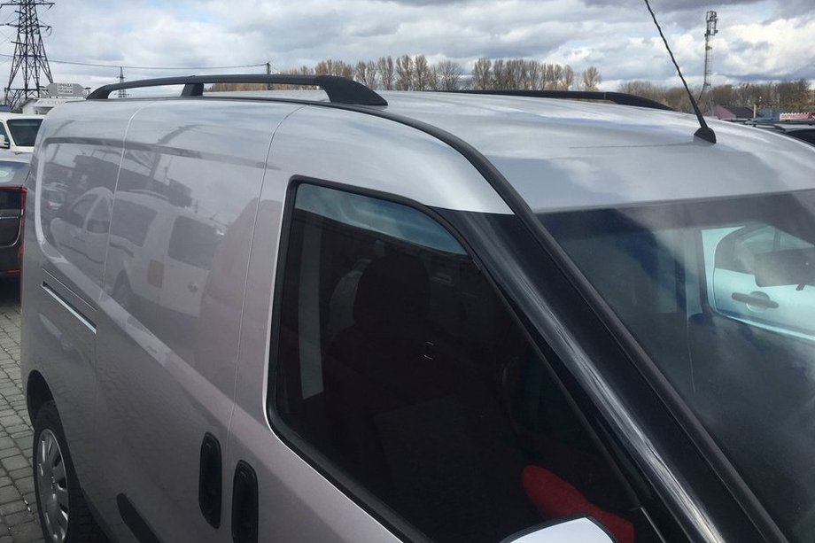 Fiat Doblo II 2010–2022 Mustat kattokaiteet Vakiomalli, metalliset jalat Image