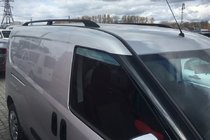 Fiat Doblo II 2010–2022 Mustat kattokaiteet Vakiomalli, metalliset jalat kuva 1
